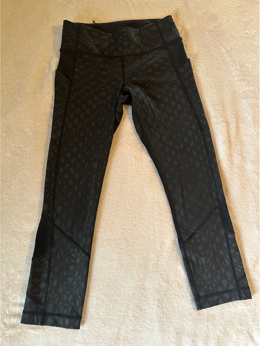 Lululemon Pace Rival Crop 22" (Lace Play Shimmer Black) – Size 4